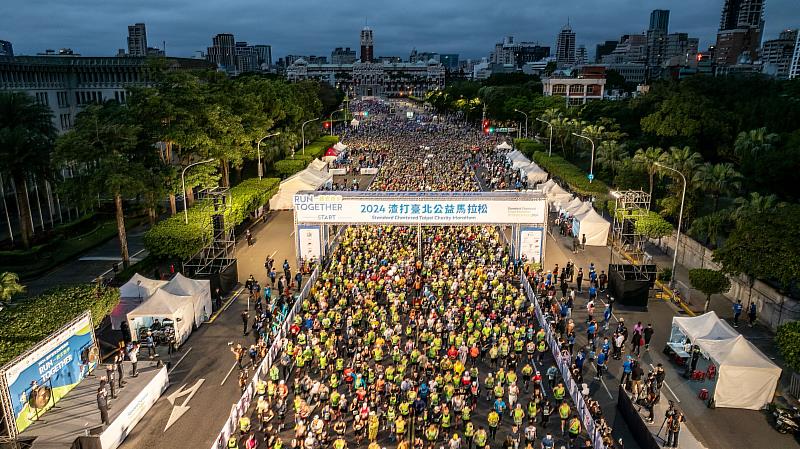 2024渣打臺北公益馬拉松，25日於總統府前盛大開跑