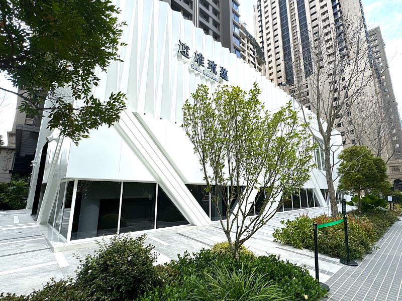 「遠雄琉蘊」以白色珠寶盒為靈感設計接待中心，在繁華的七期街廓登場，成為亮點。