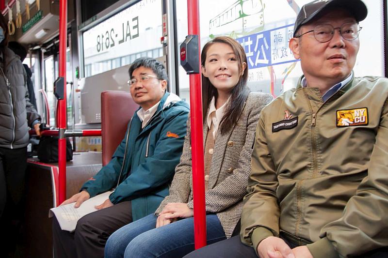 新竹市長高虹安至陽明交通大學查看先導公車試運行，並確認校內路線與停靠站點。