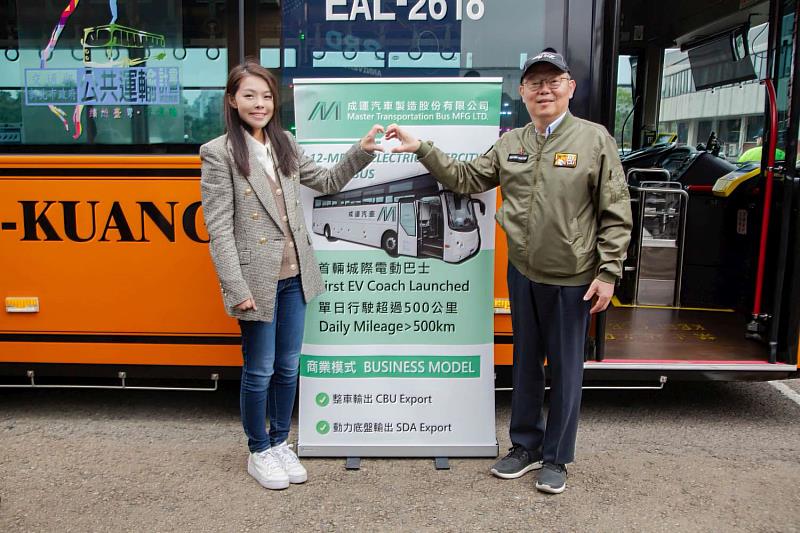 新竹市長高虹安至陽明交通大學查看先導公車試運行，並確認校內路線與停靠站點。