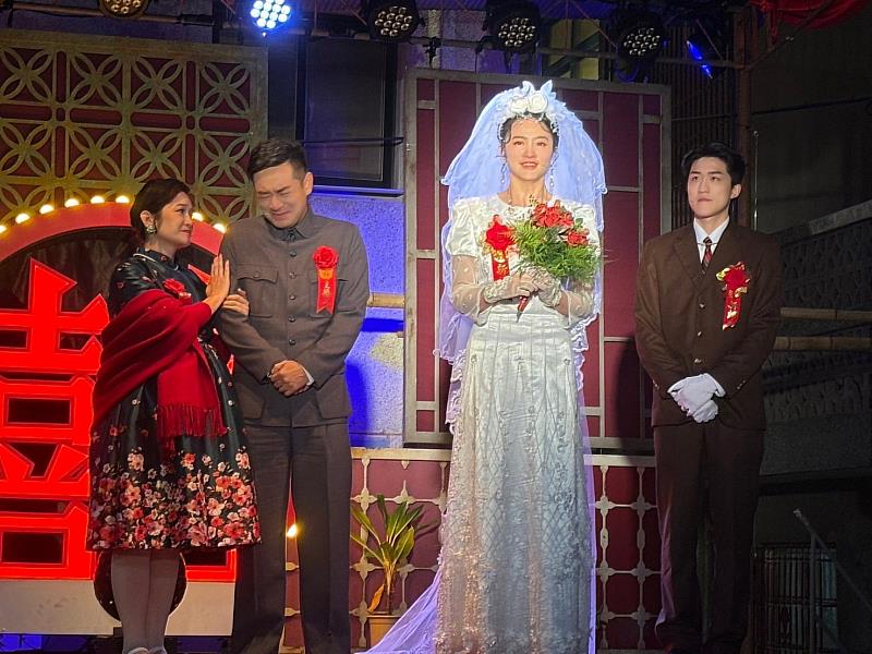 圖二《一村喜事》舞台劇演出，圖中為演員羅美玲、岑永康、那祈、杜偉誠(由左至右)
