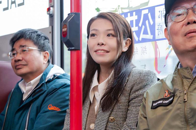 新竹市長高虹安至陽明交通大學查看先導公車試運行，並確認校內路線與停靠站點。