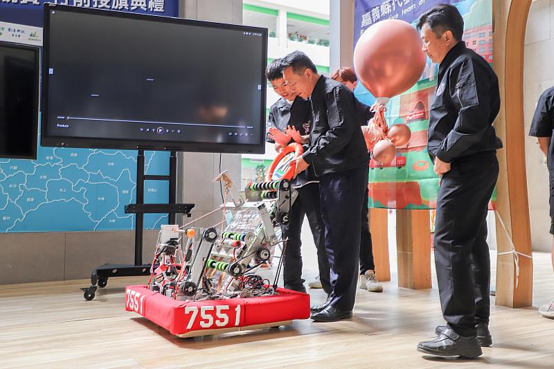 嘉義縣代表隊赴土耳其參加FRC機器人競賽縣長翁章梁授旗祝福-3