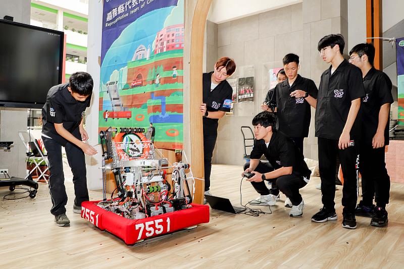 嘉義縣代表隊赴土耳其參加FRC機器人競賽縣長翁章梁授旗祝福-1