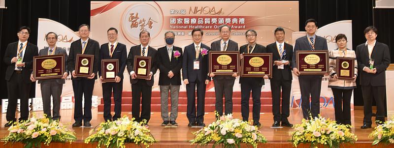 衛福部薛瑞元部長蒞臨第24屆NHQA國家醫療品質獎頒獎典禮，勉勵獲獎機構，也感謝所有團隊為醫療品質提升的付出。（圖由醫策會提供）
