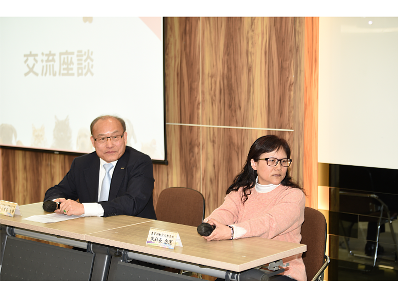 黃文榮秘書長(左)主持座談會，農業部宋念潔科長與廠商熱烈交流。