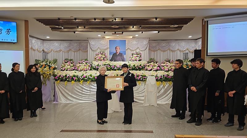 文化部藝術發展司司長周雅菁（中右）頒贈文化部旌揚狀，由胡耀恆遺孀梅裘迪（中左）代表受贈。