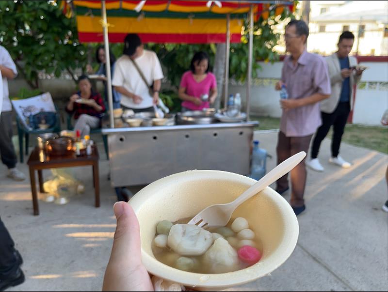 現場結合旅貝台僑經營的餐館，提供湯圓、炒米粉、水餃、油飯、餡餅、蛋糕捲等台式餐點