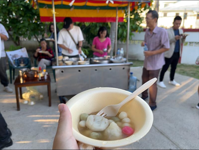現場結合旅貝台僑經營的餐館,提供湯圓、炒米粉、水餃、油飯、餡餅、蛋糕捲等台式餐點