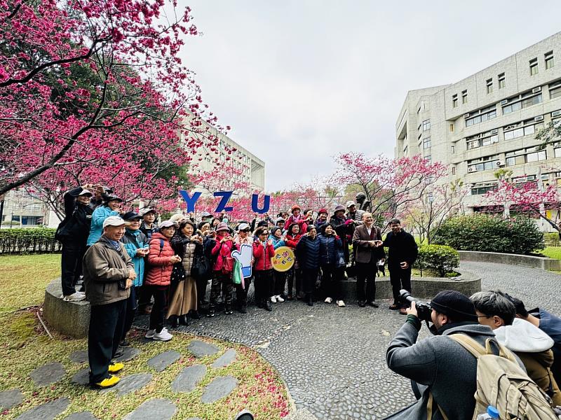 元智攝影社同學，運用社團所學，為前來賞櫻的社區民眾，拍攝專業人像攝影
