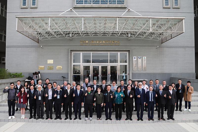 副總統當選人蕭美琴訪視亞創中心 掌握國家無人機產業現況