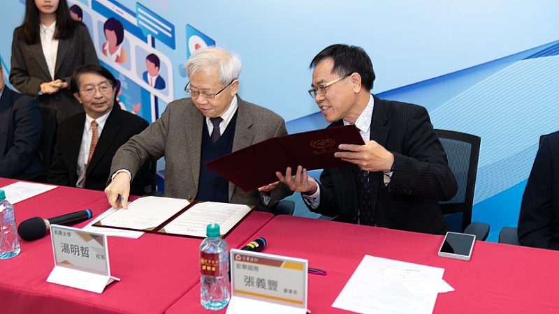 湯明哲校長(右二)與張義豐董事長(右一)代表簽署備忘錄。