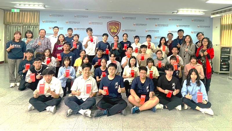 113年大學學測成績今天出爐，臺南市興國高中的學生們繳出亮麗成績單，學校特地頒發獎學金獎勵學生。