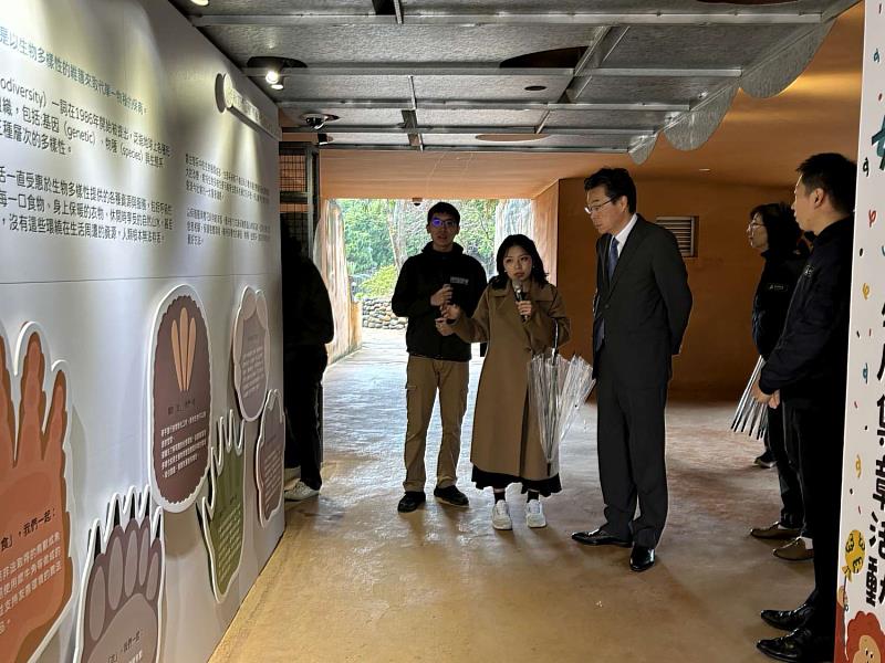 新竹市動物園保育員向姐妹園介紹園區目前展覽的生物多樣性標本特展