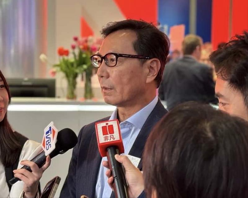 台灣大哥大董事長蔡明忠赴MWC世界行動通訊大會觀展交流。