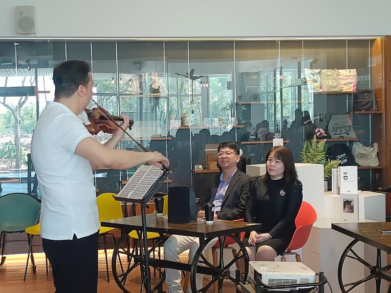 藝管系洪寅洲老師演奏小提琴為壽星祝福