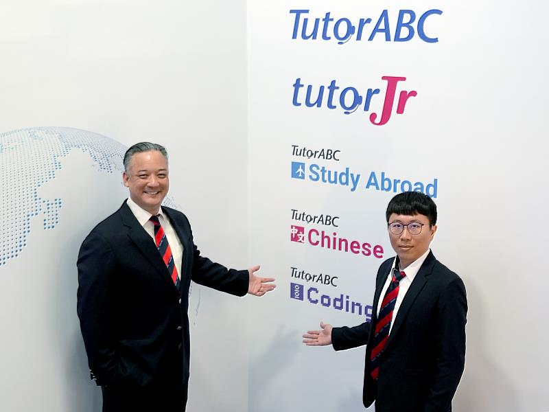 執行長Sam Yang及研發副總Jim Zhong展示TutorABC旗下產品及服務內容。