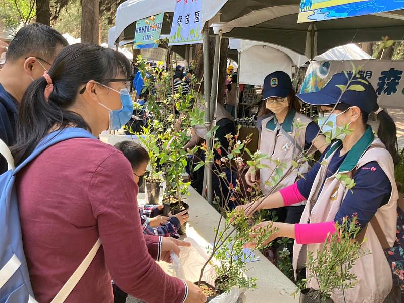 3月植樹月龍重啟動，林業保育署嘉義分署邀請民眾持113年1-3月未開獎紙本或電子發票兌換臺灣原生種苗木，一起做公益、集點樹同時保育野生動物