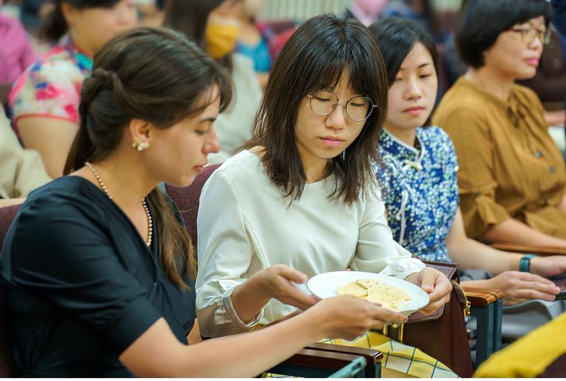 Memorial emblems are passed during the Lord’s Evening Meal. (Photo courtesy of Jehoavh’s Witnesses)