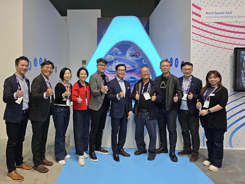 台灣大哥大董事長蔡明忠(左6)率經營團隊參訪HTC展區，觀摩虛擬實境生態系統創新設計。(右4為HTC董事陳文琦)