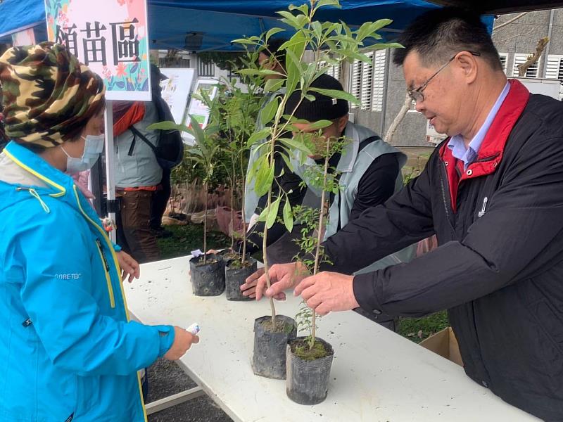 民眾以發票兌換臺灣原生種苗木回家綠化