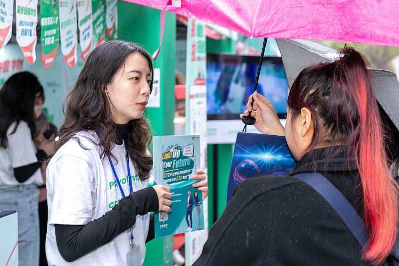 台大校園徵才博覽會登場，信義房屋釋出MA、數據科學家等多元職缺，吸引不少應屆畢業生駐足詢問