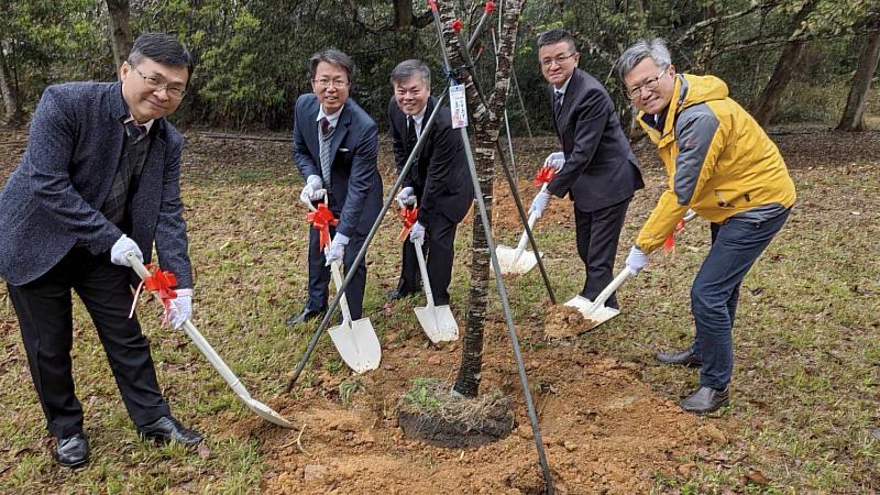 暨大校長武東星陪同大甲高中高榮利校長以及清水高中蕭建華校長，在國資圖馬湘萍館長、暨大附中黃方伯校長、中興高中陳漢銘校長、虎尾高中陳惠珍校長與暨大一級主管的見證下，在暨大原住民保留地上種下兩棵象徵暨大與高中端友誼的福爾摩沙白櫻，並開啟後續人才培育紮根計畫，垂直整合高中生、準大學生及大學部培育管道。