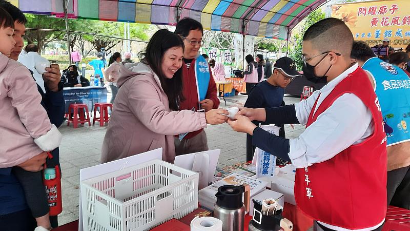 食科系同學奉茶給民眾