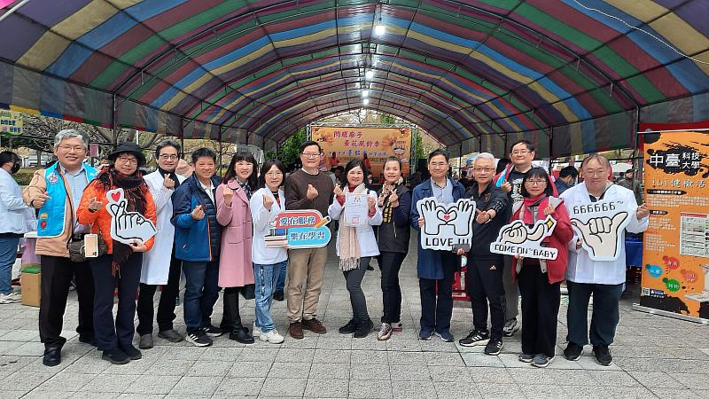 廍子里社區發展協會蔡佳臻總幹事致贈感謝狀給中臺科大陳錦杏校長