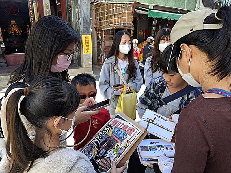 南臺科大文化底蘊USR團隊舉辦神農街小提燈發放活動之情形。