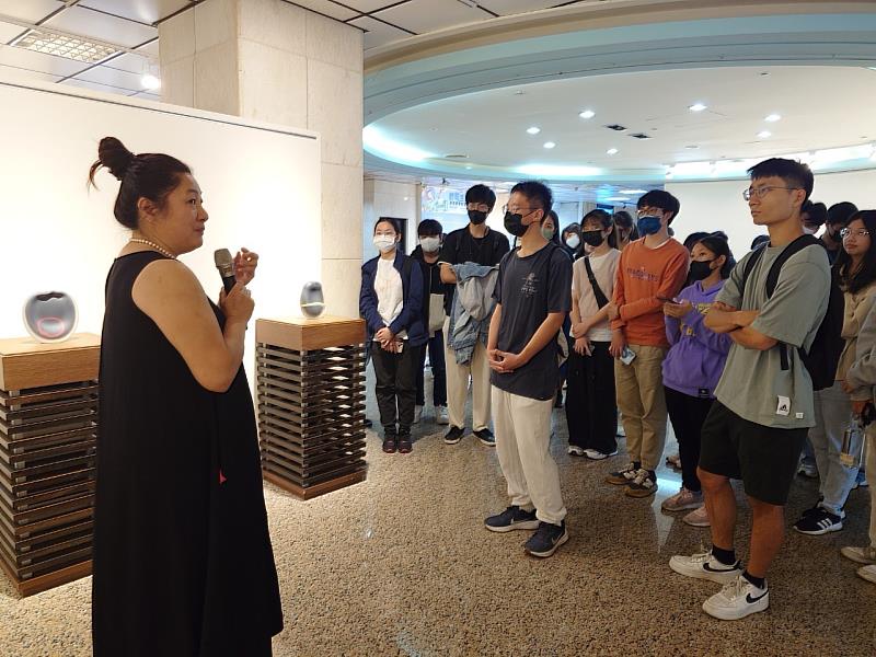 《墨 x 琉》玻璃藝術展開幕式，王鈴蓁為高醫大師生介紹作品
