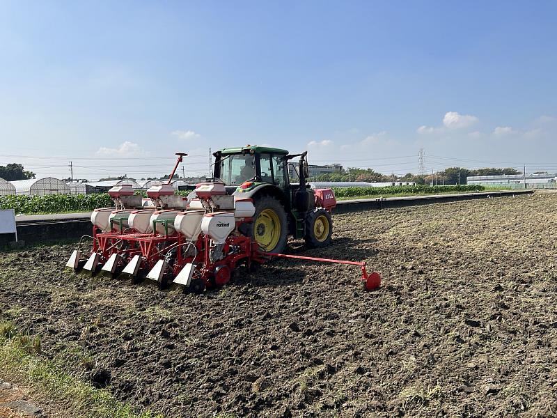 蕎麥微整地機械播種，維護農地土壤碳匯效益(碳匯農機-不整地播種機)