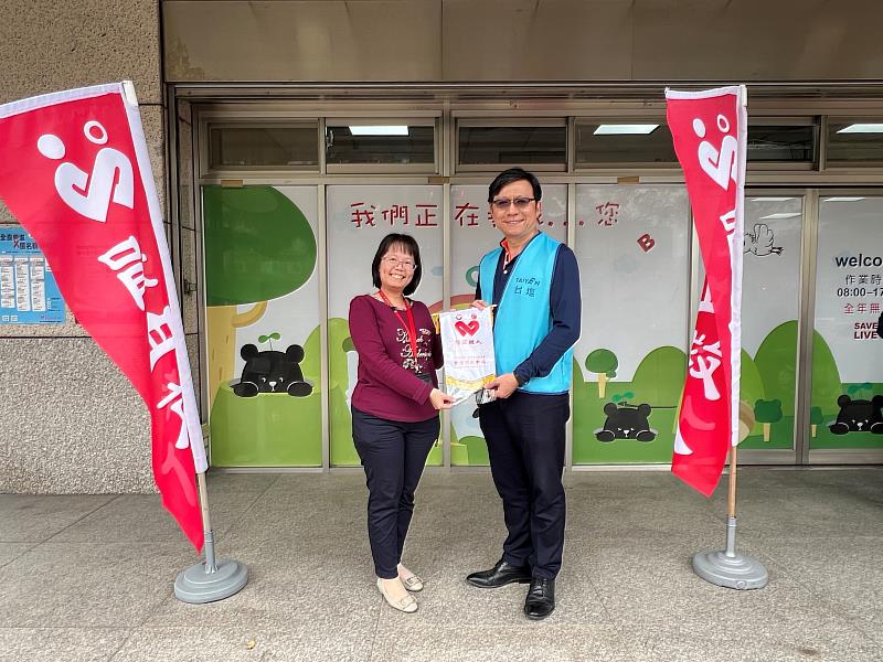 捐血中心致贈感謝狀，由臺鹽總經理陳世輝（右）代表接受。