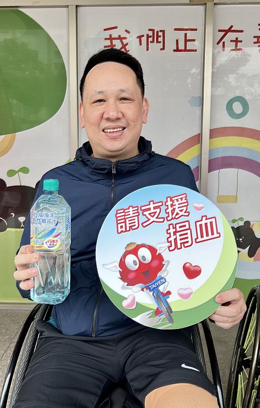 帕奧桌球國手程銘志力挺臺鹽公司捐血活動，一起喝好水捐熱血。