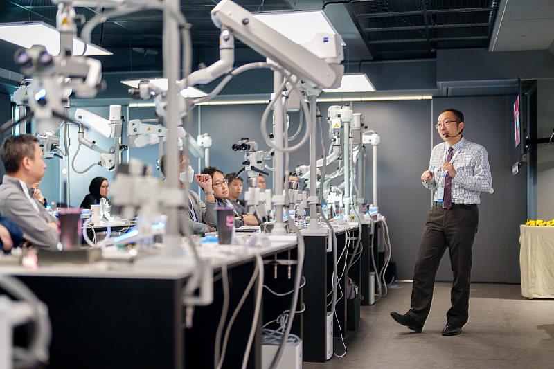 俄亥俄州立大學的Albert Chan (中文名: 詹勳良)副教授，為來自各國的牙醫師們進行顯微牙周治療的課程