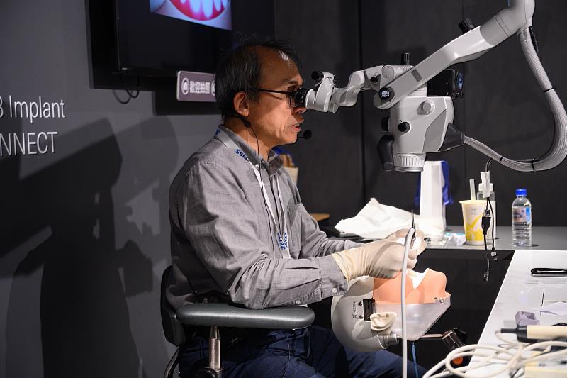 香港大學的Gary Cheung教授，利用牙科顯微鏡示範教學