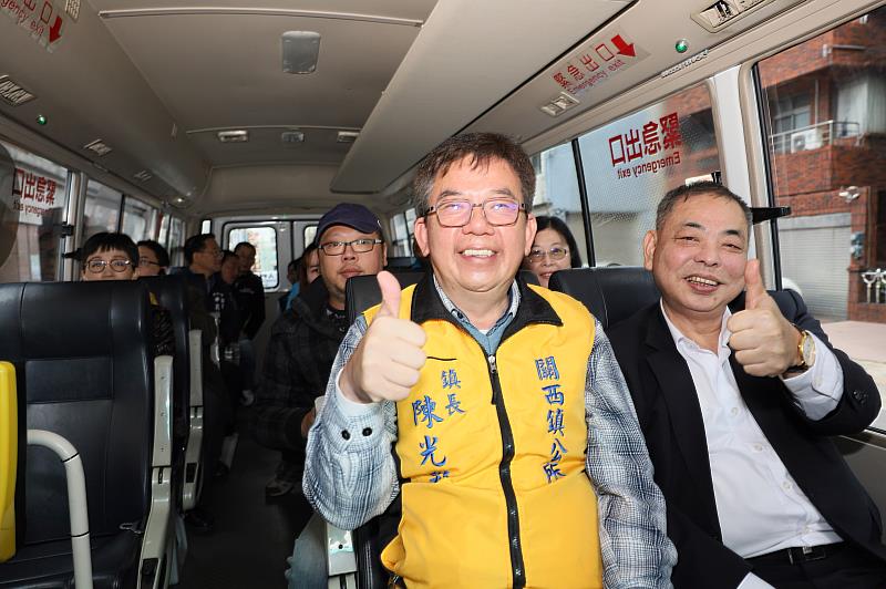 新竹縣副縣長(右)和關西鎮長陳光彩搶先體驗幸福巴士。
