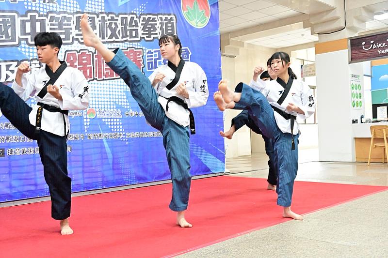 由新竹縣跆拳道好手於記者會演出，虎虎生風。