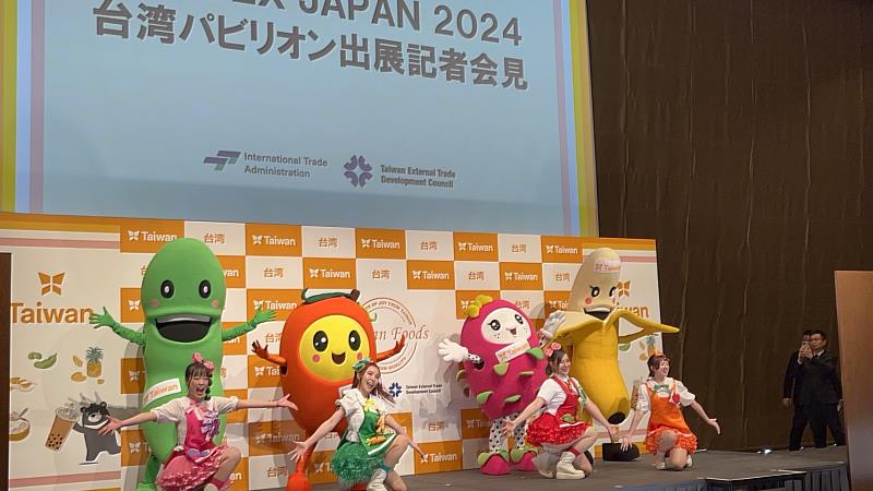 東京食品展展前記者會上出現毛豆、芒果、紅龍果、香蕉玩偶，全是屏東重要物產