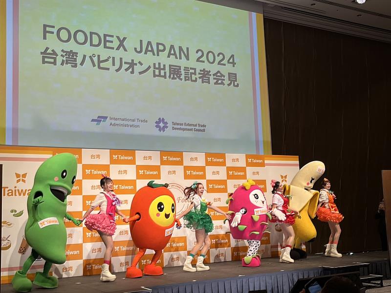 東京食品展展前記者會上出現毛豆、芒果、紅龍果、香蕉玩偶，全是屏東重要物產