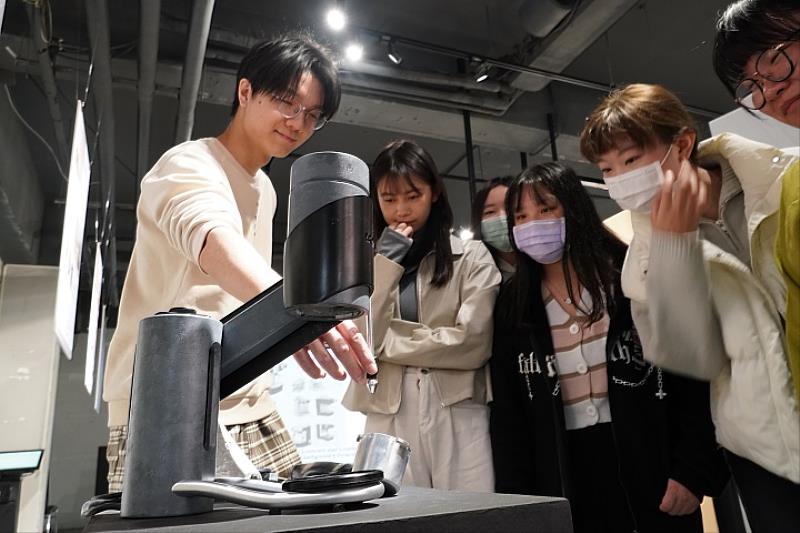 圖／景觀建築學系大三生簡皓宇（左一）以致敬野獸派為核心設計「STAIR LEVEL」咖啡機。