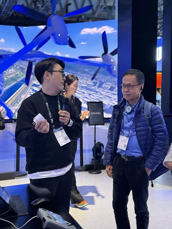 台灣大技術長郭宇泰參訪MWC，表示網路切片技術、AI節能已蔚為趨勢