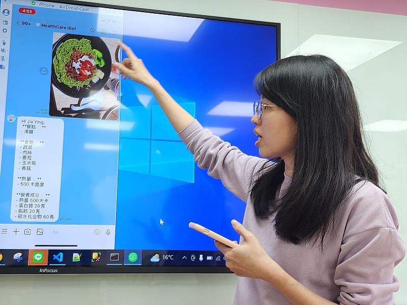 北分署「生成式AI應用人才培育據點」培育即戰人才，學員小瑩在課堂上簡報運用課程所學開發的「智能飲食健康管理」應用模型