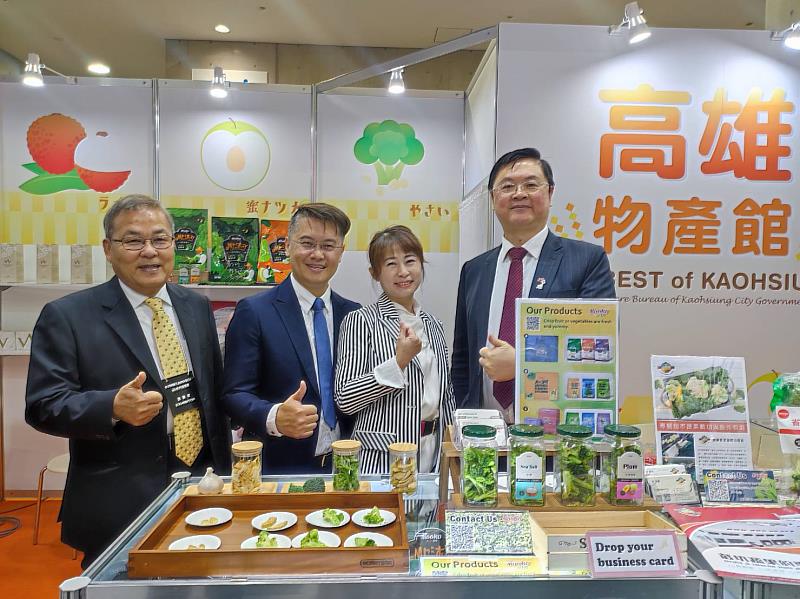 東京國際食品展開幕_高雄市羅副市長和農業局長張清榮巡訪加洲果菜運銷合作社。