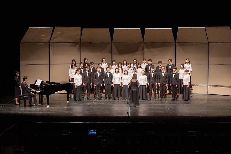 世新大學合唱團以自選曲《天烏烏》展現聲部平衡與樂曲節奏。（世新大學提供）
