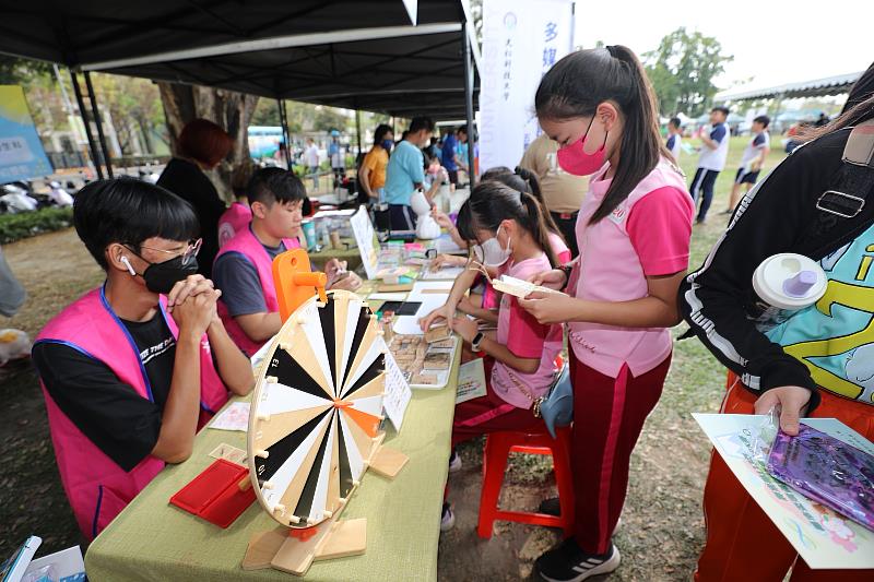 體育館旁的戶外場地設有「永續科技嘉年華及環境防災教育成果展」