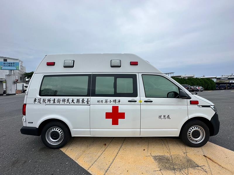 生日做公益 淨明小築明定長老捐贈大武鄉衛生所高頂救護車 南迴地區緊急醫療再升級