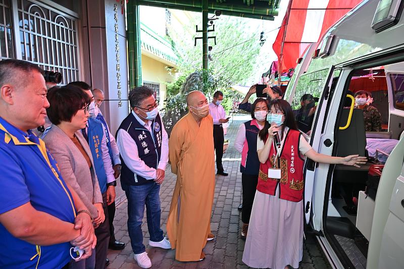 生日做公益 淨明小築明定長老捐贈大武鄉衛生所高頂救護車 南迴地區緊急醫療再升級
