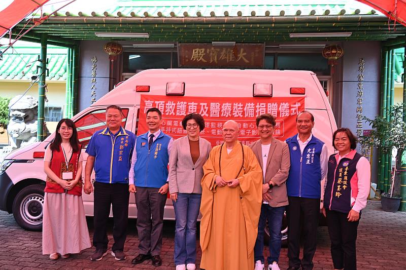 生日做公益 淨明小築明定長老捐贈大武鄉衛生所高頂救護車 南迴地區緊急醫療再升級