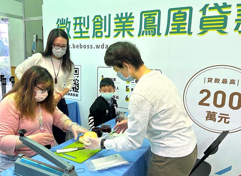 透過「微型創業鳳凰」輔導成功創業店家(右),參加活動推廣商品